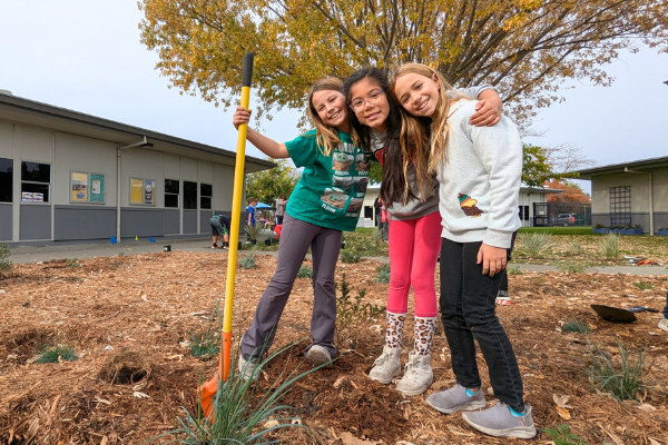 LT school kids planting